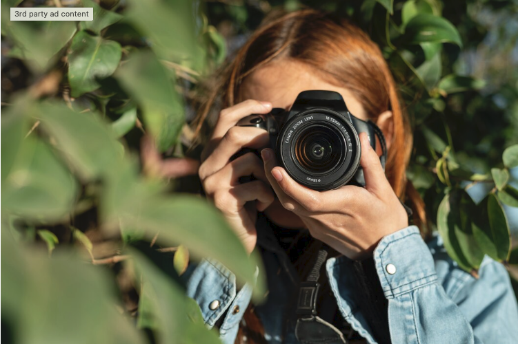 ALT= Chica tomando una fotografía